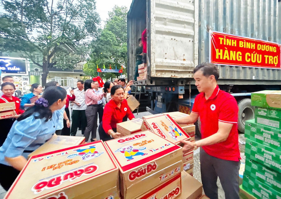 Các mặt hàng cứu trợ nhu yếu phẩm được người dân Bình Dương vận chuyển lên xe chuyển ra miền Bắc để hỗ trợ nhân dân tỉnh Lào Cai bị ảnh hưởng bởi bão lũ. (Ảnh: Dương Chí Tưởng/TTXVN)