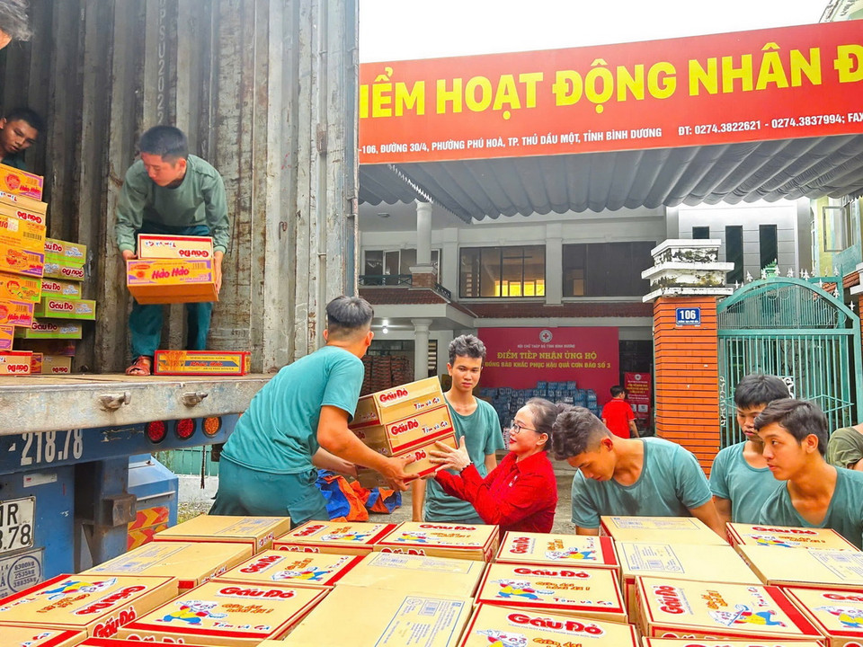 Các mặt hàng cứu trợ nhu yếu phẩm được người dân Bình Dương vận chuyển lên xe chuyển ra miền Bắc để hỗ trợ nhân dân tỉnh Lào Cai bị ảnh hưởng bởi bão lũ. (Ảnh: Dương Chí Tưởng/TTXVN)