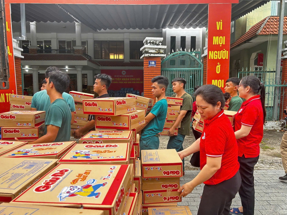 Các mặt hàng cứu trợ nhu yếu phẩm được người dân Bình Dương vận chuyển lên xe chuyển ra miền Bắc để hỗ trợ nhân dân tỉnh Lào Cai bị ảnh hưởng bởi bão lũ. (Ảnh: Dương Chí Tưởng/TTXVN)