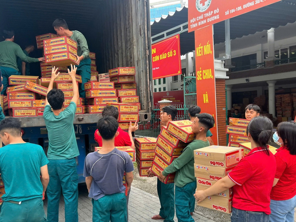 Các mặt hàng cứu trợ nhu yếu phẩm được người dân Bình Dương vận chuyển lên xe chuyển ra miền Bắc để hỗ trợ nhân dân tỉnh Lào Cai bị ảnh hưởng bởi bão lũ. (Ảnh: Dương Chí Tưởng/TTXVN)