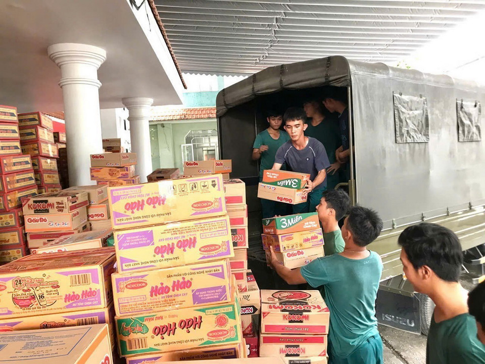 Các mặt hàng cứu trợ nhu yếu phẩm được người dân Bình Dương vận chuyển lên xe chuyển ra miền Bắc để hỗ trợ nhân dân tỉnh Lào Cai bị ảnh hưởng bởi bão lũ. (Ảnh: Dương Chí Tưởng/TTXVN)