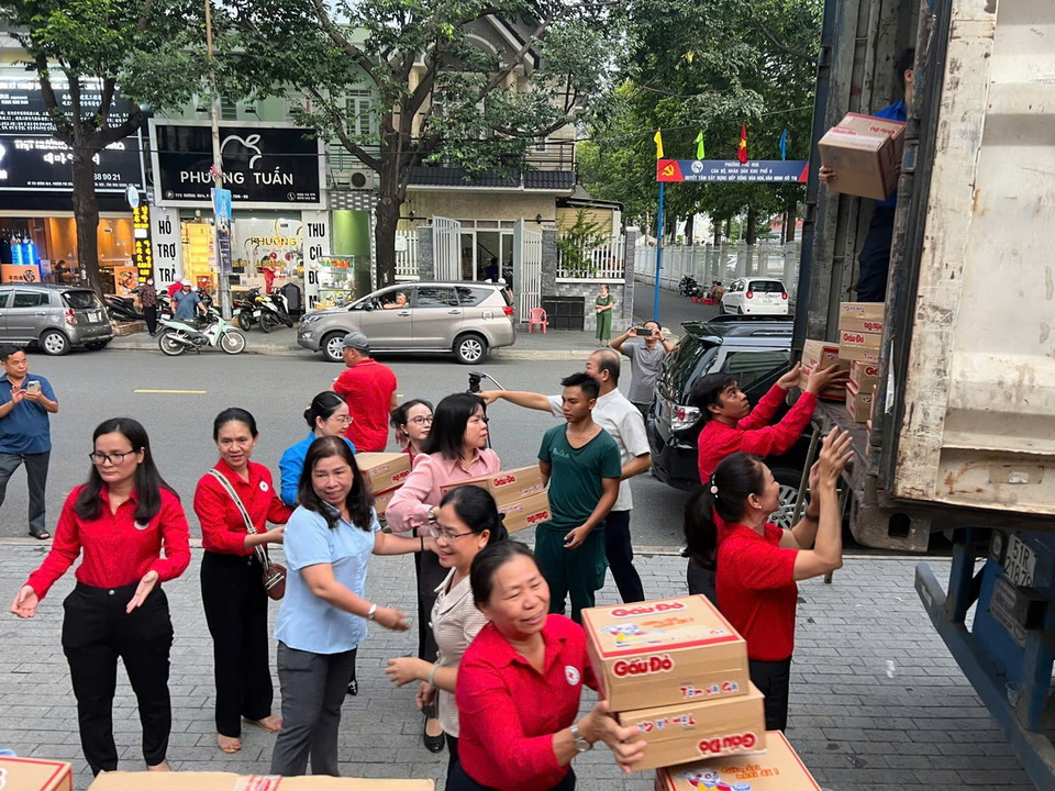 Các mặt hàng cứu trợ nhu yếu phẩm được người dân Bình Dương vận chuyển lên xe chuyển ra miền Bắc để hỗ trợ nhân dân tỉnh Lào Cai bị ảnh hưởng bởi bão lũ. (Ảnh: Dương Chí Tưởng/TTXVN)