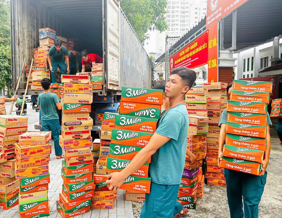 Các mặt hàng cứu trợ nhu yếu phẩm được người dân Bình Dương vận chuyển lên xe chuyển ra miền Bắc để hỗ trợ nhân dân tỉnh Lào Cai bị ảnh hưởng bởi bão lũ. (Ảnh: Dương Chí Tưởng/TTXVN)