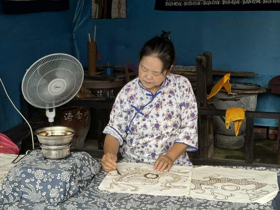 Nghề vẽ tranh trên vải có lịch sử lâu đời của người Thổ Gia vẫn được lưu truyền đến ngày nay. (Ảnh: Công Tuyên/TTXVN)