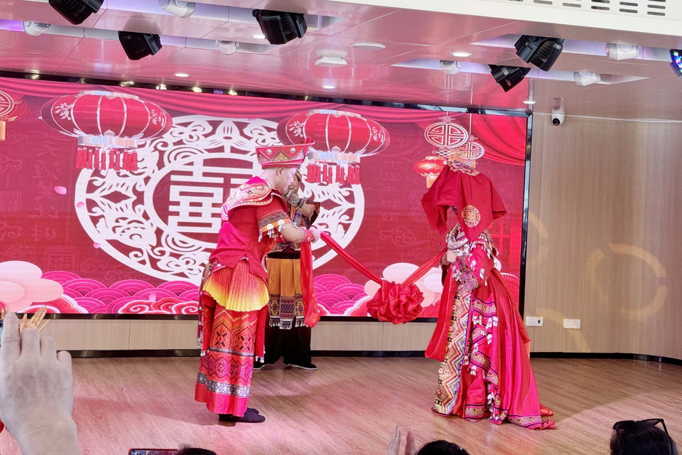 Tiết mục tái hiện phong tục lễ cưới truyền thống của dân tộc Thổ Gia. (Ảnh: Công Tuyên/TTXVN)