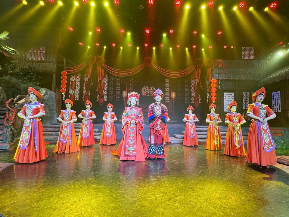 Tiết mục tái hiện lễ cưới truyền thống của dân tộc Thổ Gia. (Ảnh: Công Tuyên/TTXVN )