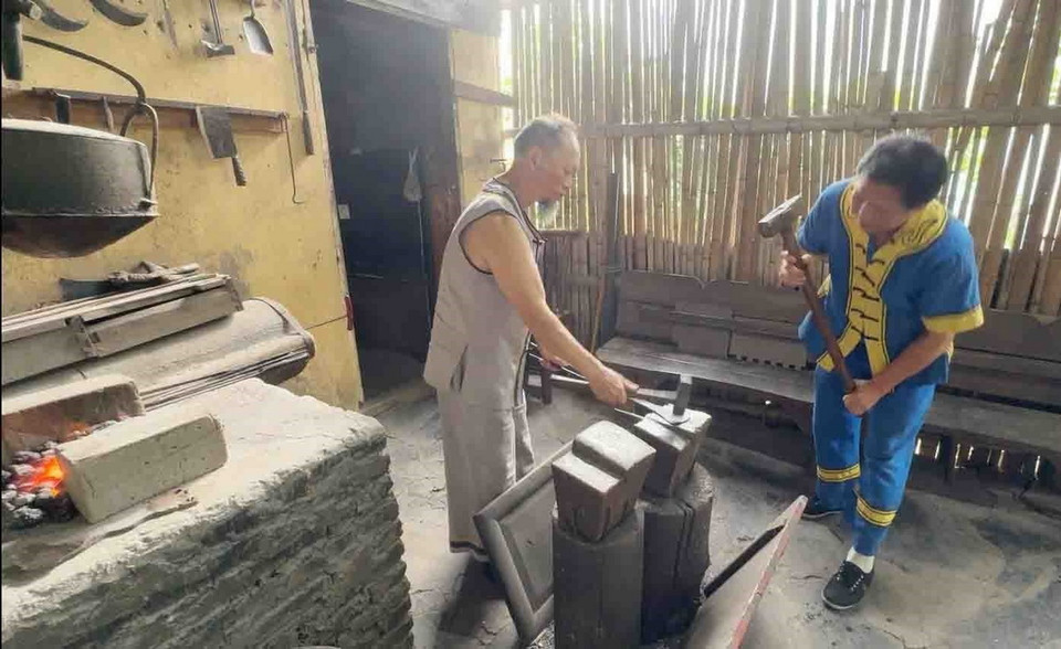 Nghề rèn truyền thống của dân tộc Thổ Gia. (Ảnh: Công Tuyên/TTXVN)