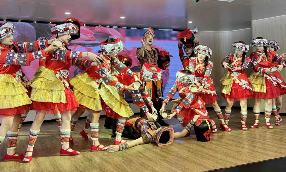 Tiết mục biểu diễn tái hiện phong tục mời rượu trong đám cưới của dân tộc Thổ Gia. (Ảnh: Công Tuyên/TTXVN )