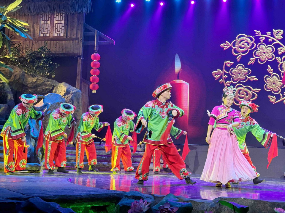 Tiết mục tái hiện màn tỏ tình của nam, nữ dân tộc Thổ Gia. (Ảnh: Công Tuyên/TTXVN)