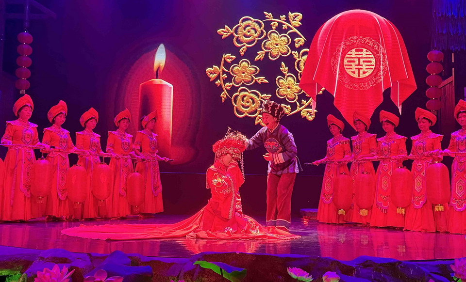 Tiết mục tái hiện phong tục người mẹ khóc thương khi con gái đi lấy chồng của dân tộc Thổ Gia. (Ảnh: Công Tuyên/TTXVN)