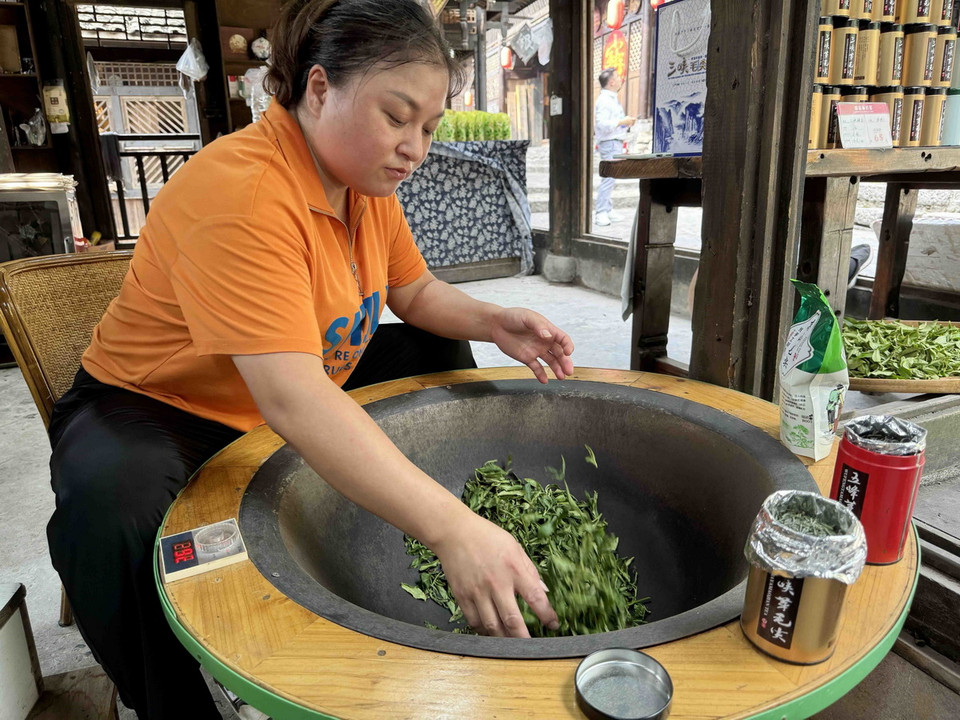 Nghề sao chè thủ công truyền thống của người Thổ Gia. (Ảnh: Công Tuyên/TTXVN )