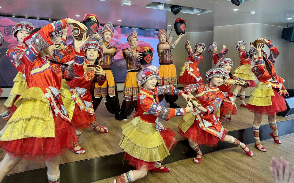 Tiết mục biểu diễn tái hiện phong tục mời rượu trong đám cưới của dân tộc Thổ Gia. (Ảnh: Công Tuyên/TTXVN )