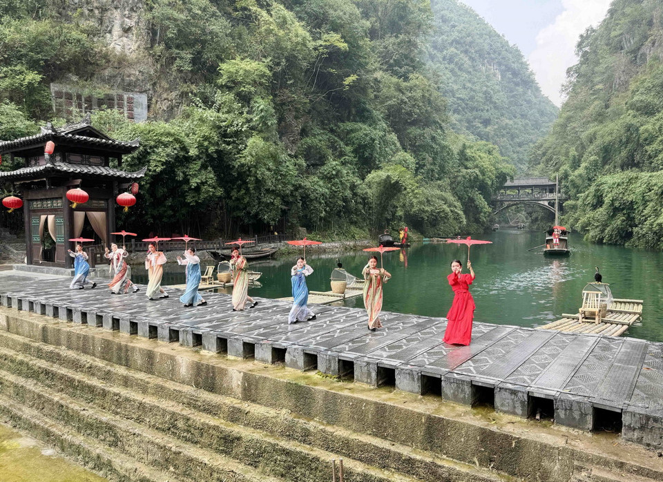 Phong cảnh sông nước hữu tình đẹp như tranh vẽ tại Khu du lịch Nhân Gia Tam Hiệp ở thành phố Nghi Xương, tỉnh Hồ Bắc. (Ảnh: Công Tuyên/TTXVN)