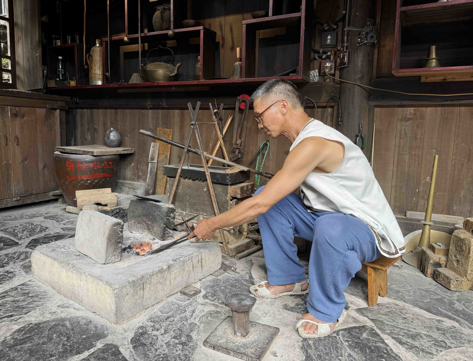 Nghề rèn truyền thống của dân tộc Thổ Gia. (Ảnh: Công Tuyên/TTXVN)