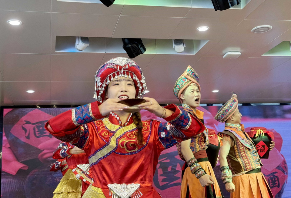 Tiết mục biểu diễn tái hiện phong tục mời rượu trong đám cưới của dân tộc Thổ Gia. (Ảnh: Công Tuyên/TTXVN )