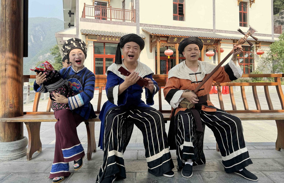 Tiết mục biểu diễn nhạc cụ truyền thống của người Thổ Gia. (Ảnh: Công Tuyên/TTXVN )