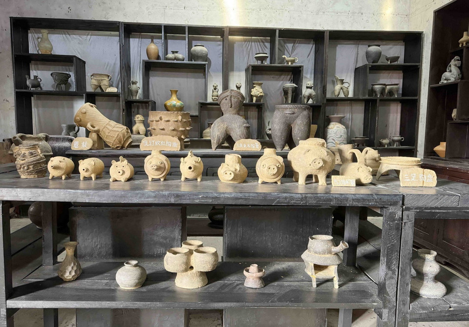 Nghề thủ công mỹ nghệ vẫn được người Thổ Gia lưu truyền và những món đồ thủ công họ làm ra rất tinh xảo, gần gũi với đời sống của người dân. (Ảnh: Công Tuyên/TTXVN)