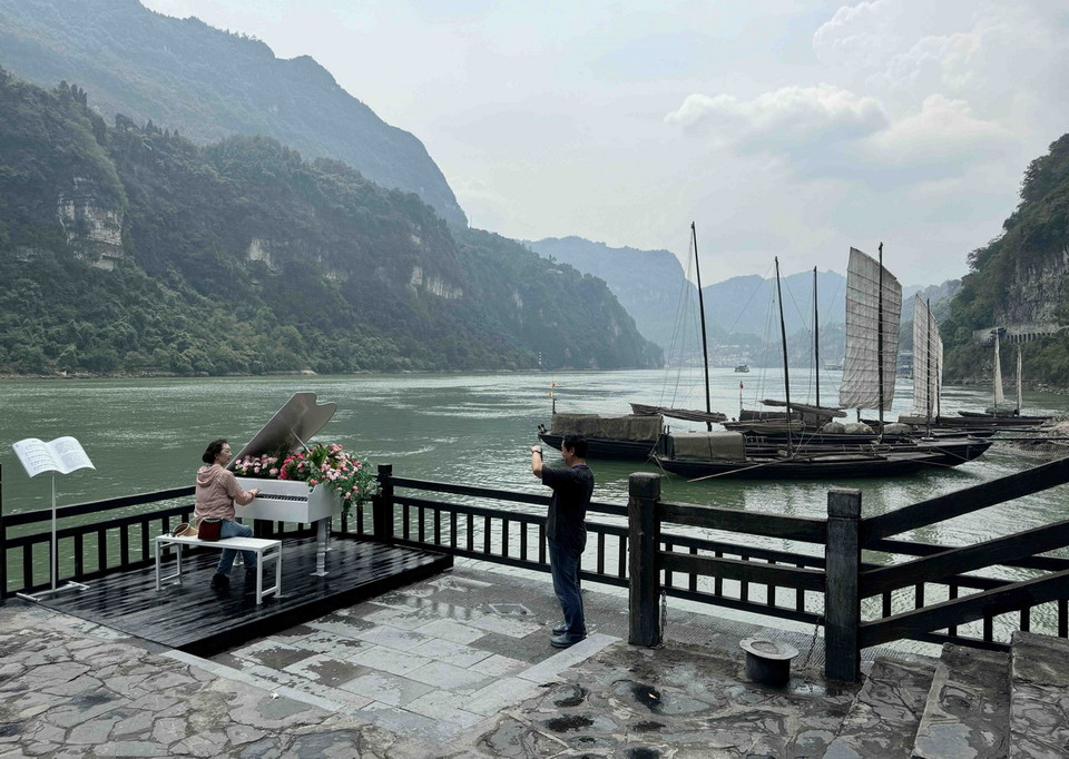 Mỗi du khách đều muốn lưu lại khoảnh khắc đẹp với phong cảnh hữu tình, nên thơ tại đây. (Ảnh: Công Tuyên/TTXVN)