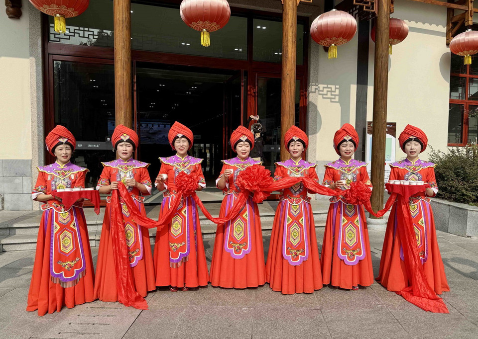 Phong tục mời trà của dân tộc Thổ Gia. (Ảnh: Công Tuyên/TTXVN)