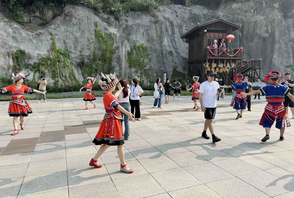 Người dân nơi đây rất nhiệt tình, mến khách. (Ảnh: Công Tuyên/TTXVN)