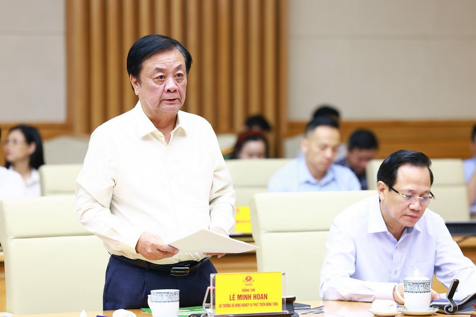 Bộ trưởng Bộ Nông nghiệp và Phát triển nông thôn Lê Minh Hoan báo cáo thiệt hại do ảnh hưởng của cơn bão số 3. (Ảnh: Dương Giang/TTXVN)