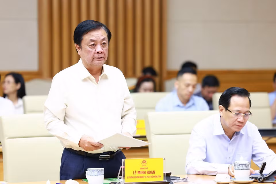 Bộ trưởng Bộ Nông nghiệp và Phát triển nông thôn Lê Minh Hoan báo cáo thiệt hại do ảnh hưởng của cơn bão số 3. (Ảnh: Dương Giang/TTXVN)