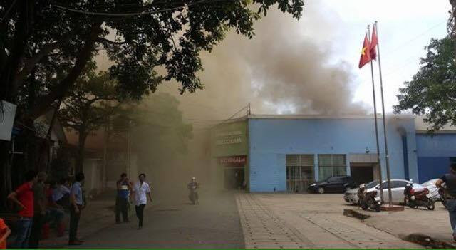 Khói mù mịt bốc lên từ Công ty Hồng Hà. (Ảnh: PV/Vietnam+)