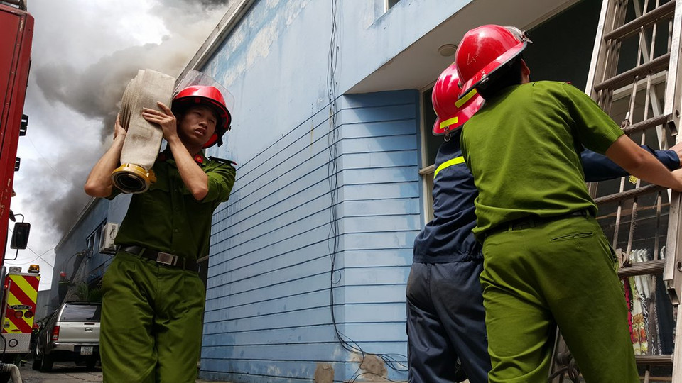 Lực lượng cứu hỏa nỗ lực tiếp cận hiện trường tại số 109 Trường Chinh. (Ảnh: PV/Vietnam+)