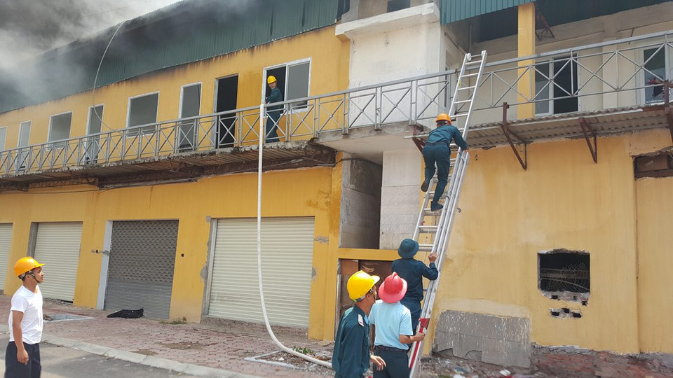 Triển khai các mũi tiếp cận dập lửa. (Ảnh: PV/Vietnam+)