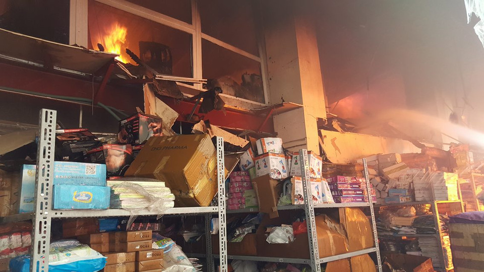 Phần kho đang bốc lửa. (Ảnh: PV/Vietnam+)