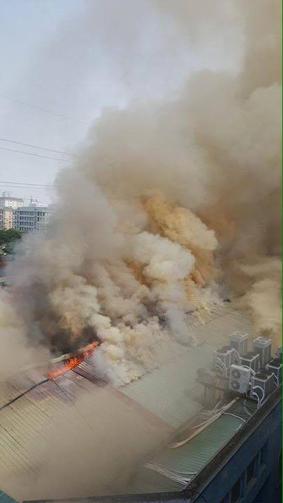 Cột khói bốc cao trên mái nhà xưởng.(Ảnh: PV/Vietnam+)