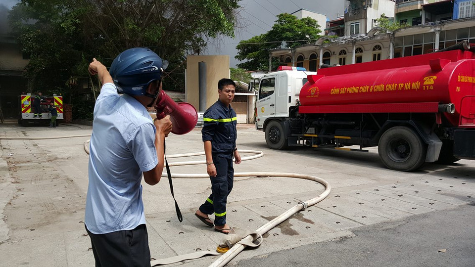  Đã có khoảng 6 xe chữa cháy được điều đến khu vực này. (Ảnh: PV/Vietnam+)