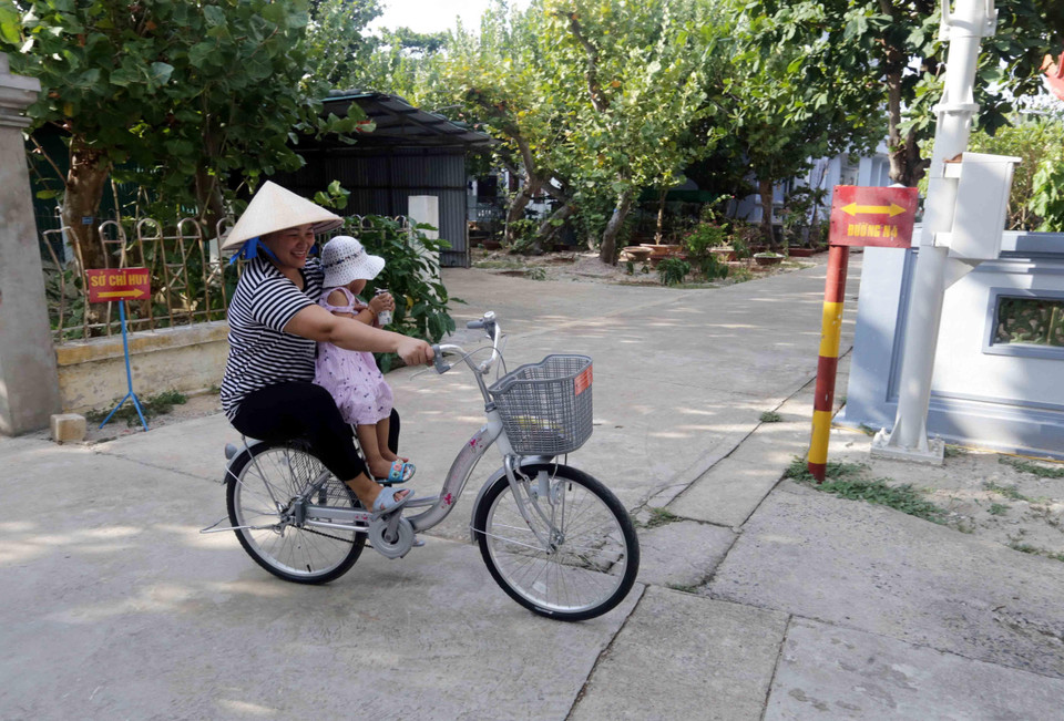 Những phút thảnh thơi của người dân trên đảo Trường Sa lớn. (Ảnh: Trần Việt/TTXVN)