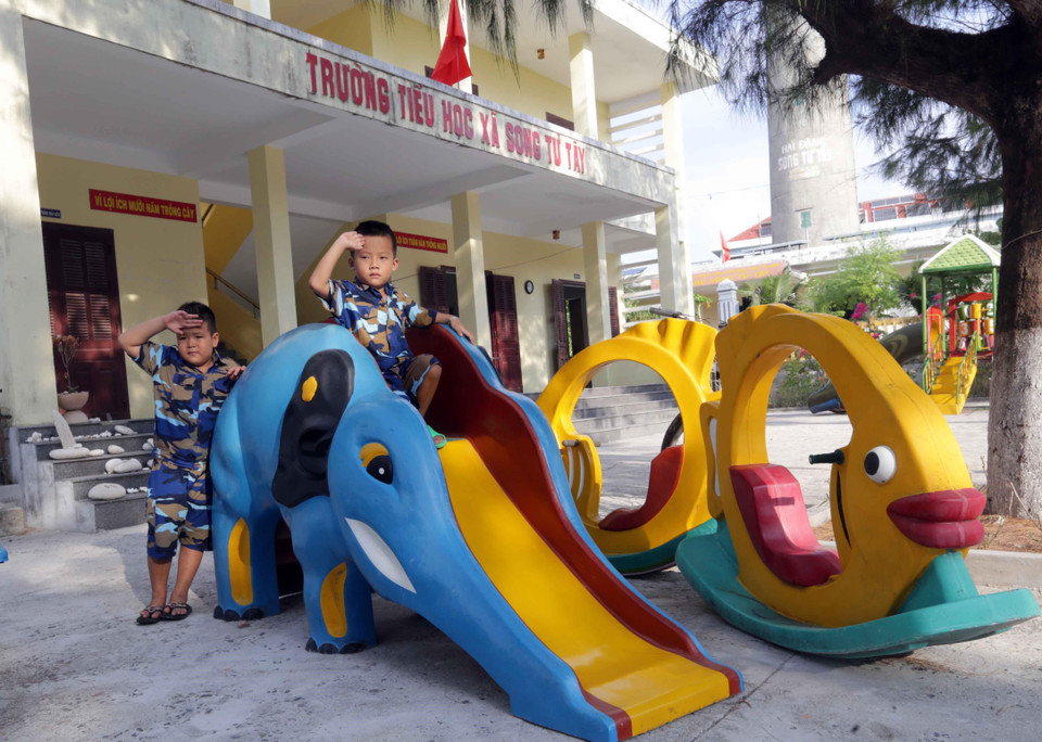 Trẻ em trên đảo Song Tử Tây. (Ảnh: Trần Việt/TTXVN)