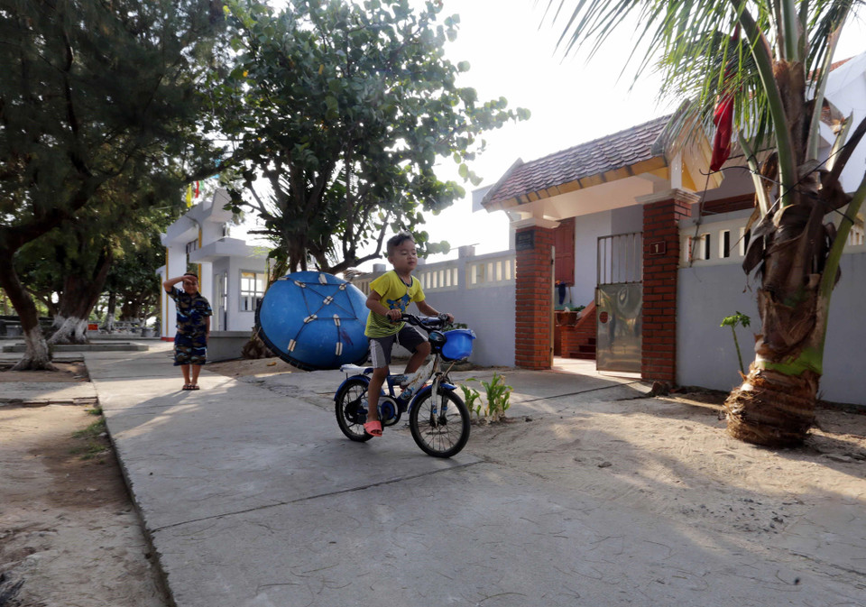 Trẻ em trên đảo Song Tử Tây. (Ảnh: Trần Việt/TTXVN)