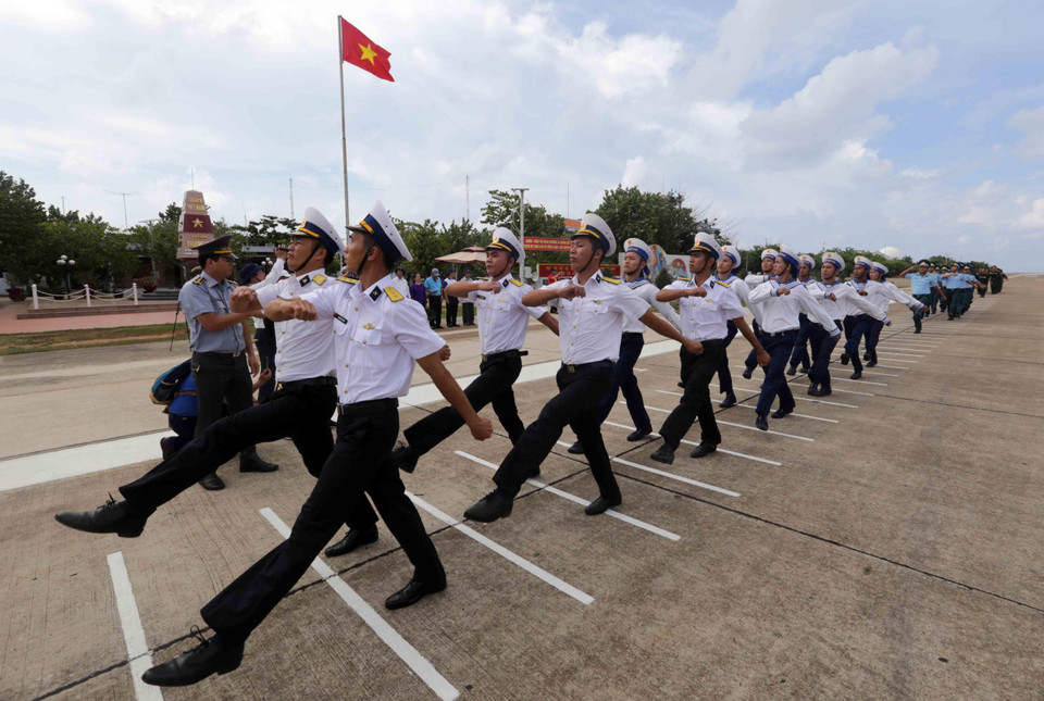 Một buổi huấn luyện đội ngũ của cán bộ, chiến sỹ đảo Trường Sa lớn. (Ảnh: Trần Việt/TTXVN)