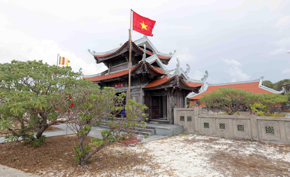 Chùa trên đảo Song Tử Tây. (Ảnh: Trần Việt/TTXVN)