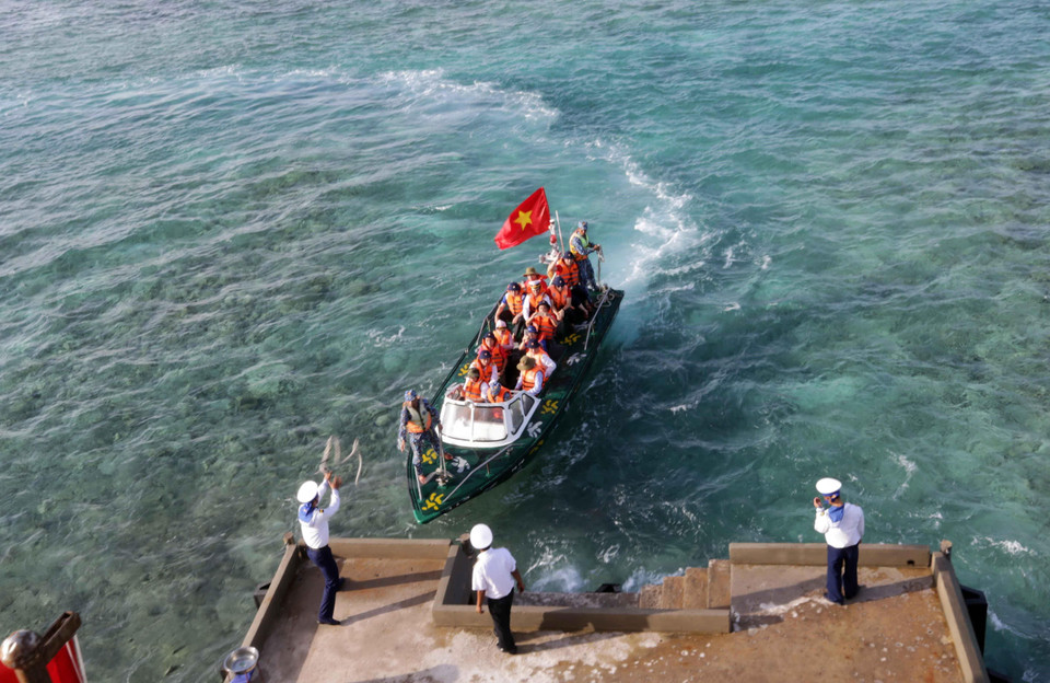 Đoàn công tác từ đất liền tới thăm cán bộ, chiến sỹ đảo Đá Lớn C. (Ảnh: Trần Việt/TTXVN)