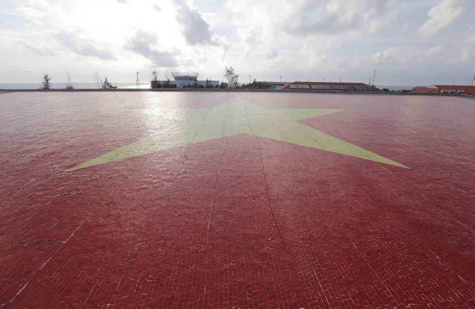 Lá cờ gốm lớn nhất Việt Nam trên đảo Trường Sa lớn. (Ảnh: Trần Việt/TTXVN)