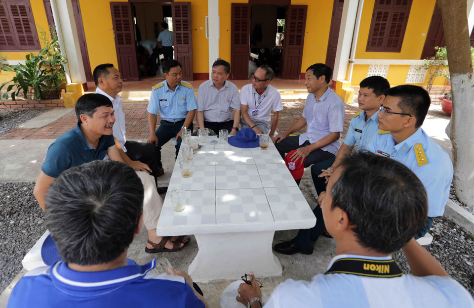 Giao lưu giữa cán bộ, chiến sỹ đảo Nam Yết và đoàn công tác từ đất liền ra thăm đảo. (Ảnh: Trần Việt/TTXVN)