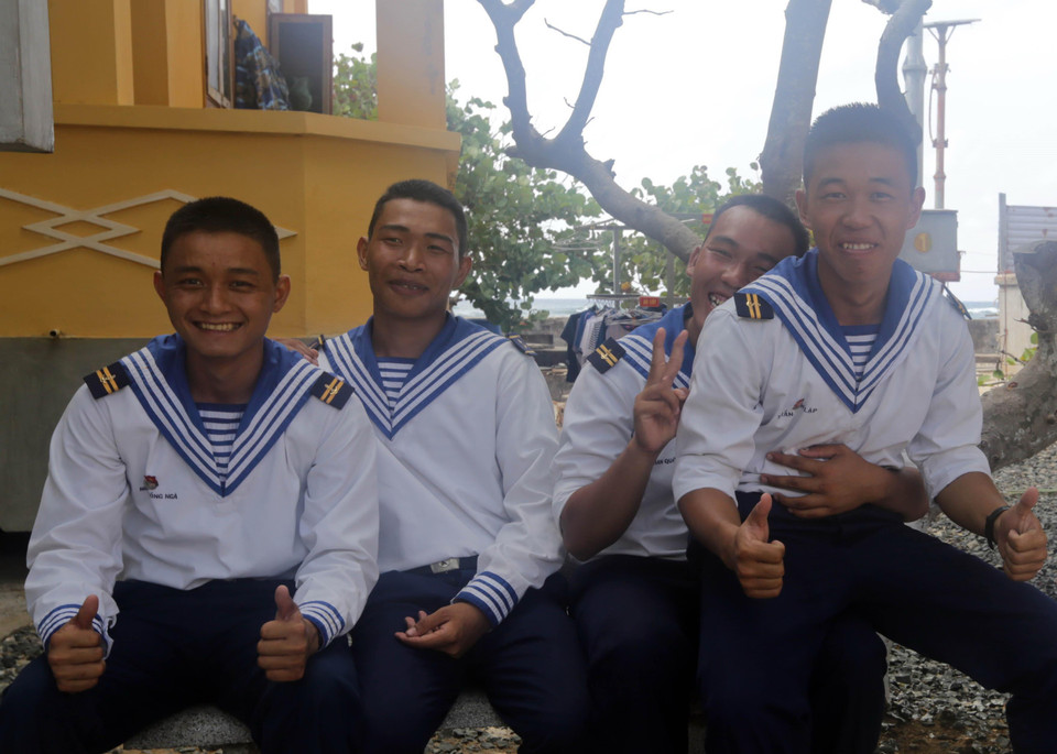 Phút thư giãn của chiến sỹ đảo Trường Sa Đông. (Ảnh: Trần Việt/TTXVN)