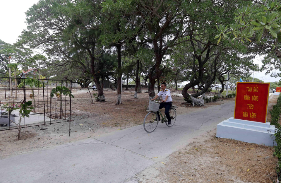 Những khoảnh khắc thư giãn của chiến sỹ đảo Song Tử Tây. (Ảnh: Trần Việt/TTXVN)