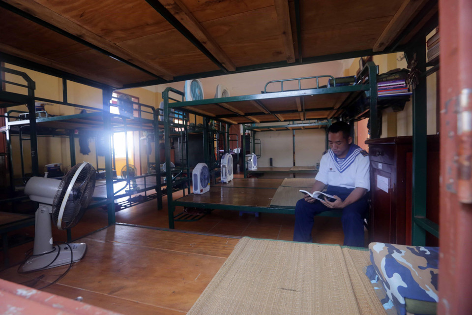 Phút thư giãn của chiến sỹ đảo Trường Sa Đông. (Ảnh: Trần Việt/TTXVN)