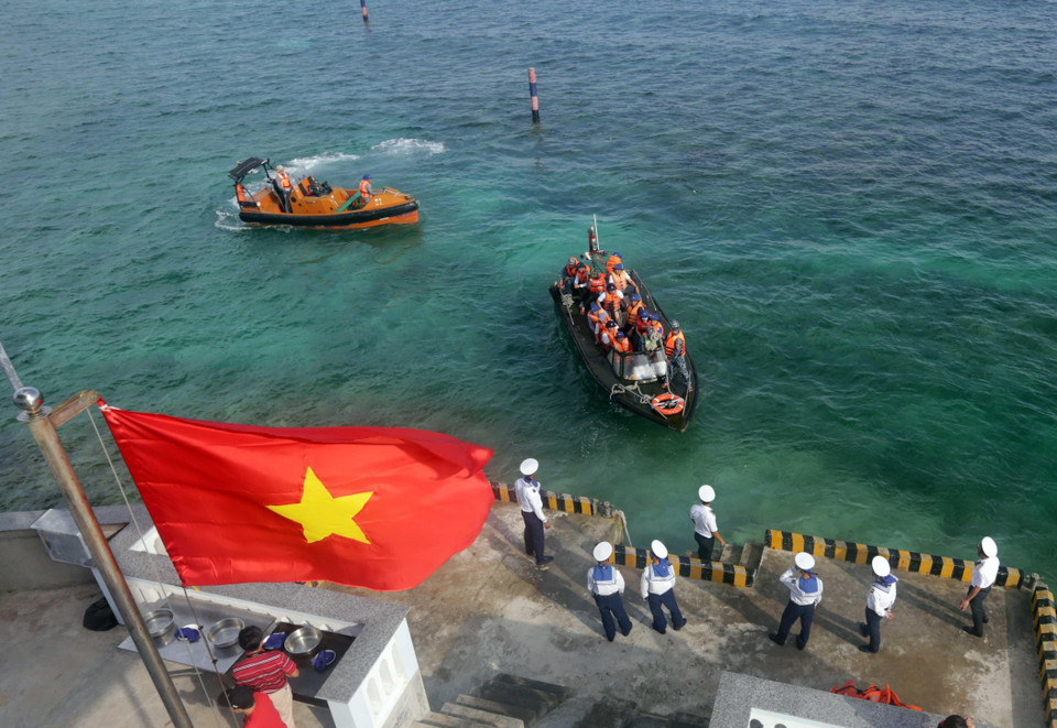 Đoàn công tác từ đất liền ra thăm cán bộ, chiến sỹ đảo Đá Lát. (Ảnh: Trần Việt/TTXVN)