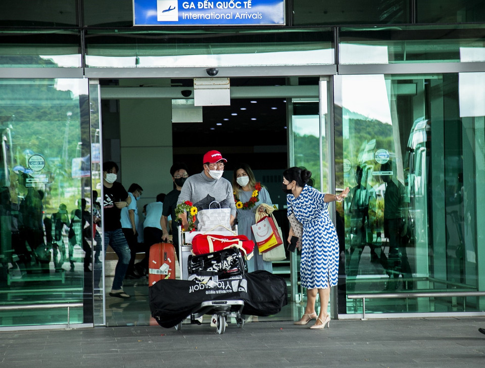Hướng dẫn du khách Hàn Quốc về khu nghỉ dưỡng, bắt đầu chuyến du lịch 4 ngày 3 đêm tại Phú Quốc. (Ảnh: Hồng Đạt/TTXVN)