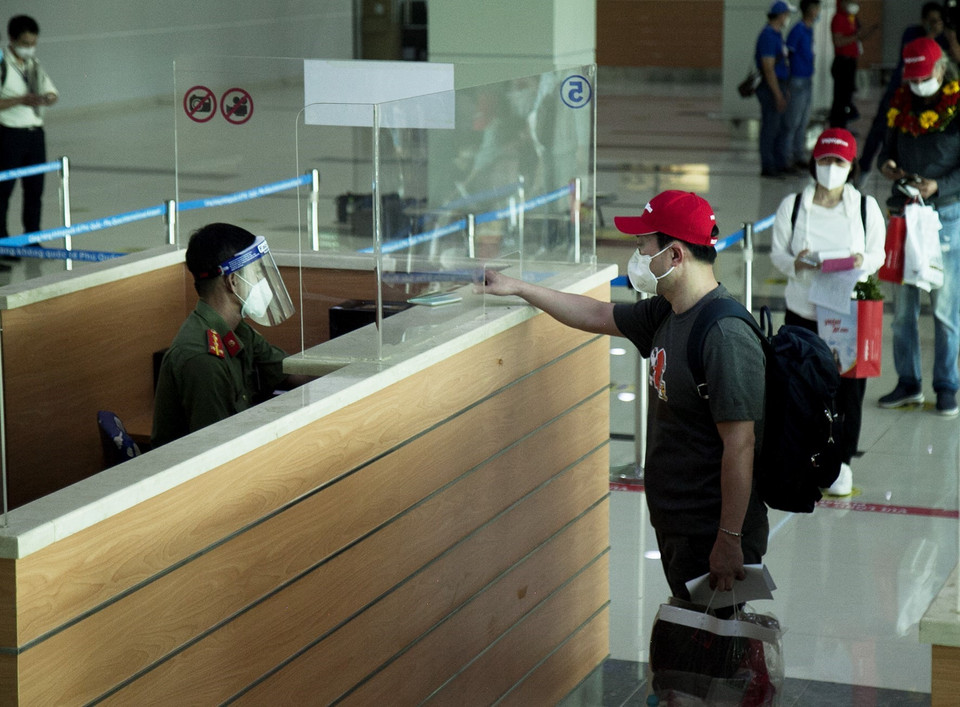 Du khách Hàn Quốc làm thủ tục nhập cảnh. (Ảnh: Hồng Đạt/TTXVN)