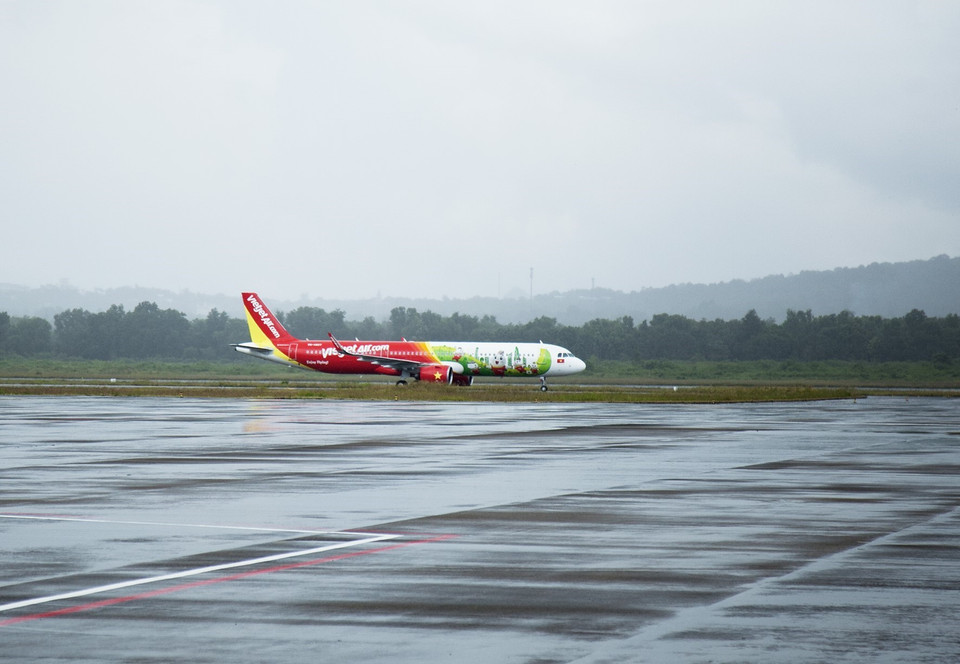 Chuyến bay VJ3749 của Hãng hàng không Vietjet, chuyến bay đầu tiên đưa du khách quốc tế hộ chiếu vaccine đến Phú Quốc, hạ cánh xuống sân bay quốc tế Phú Quốc. (Ảnh: Hồng Đạt/TTXVN)