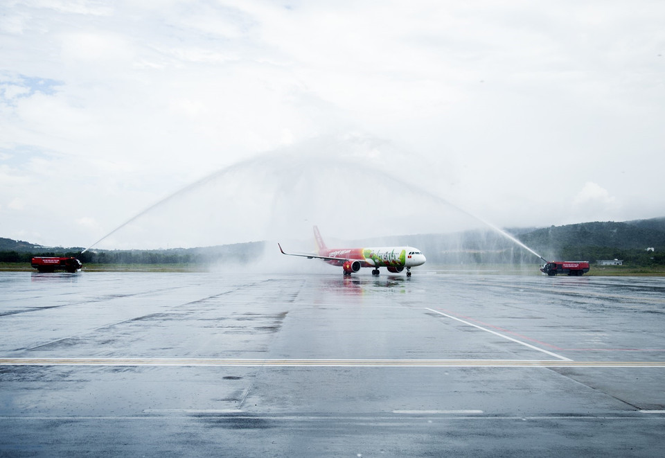 Nghi thức phun vòi rồng chào đón chuyến bay đầu tiên đưa du khách quốc tế hộ chiếu vaccine đến Phú Quốc. (Ảnh: Hồng Đạt/TTXVN)