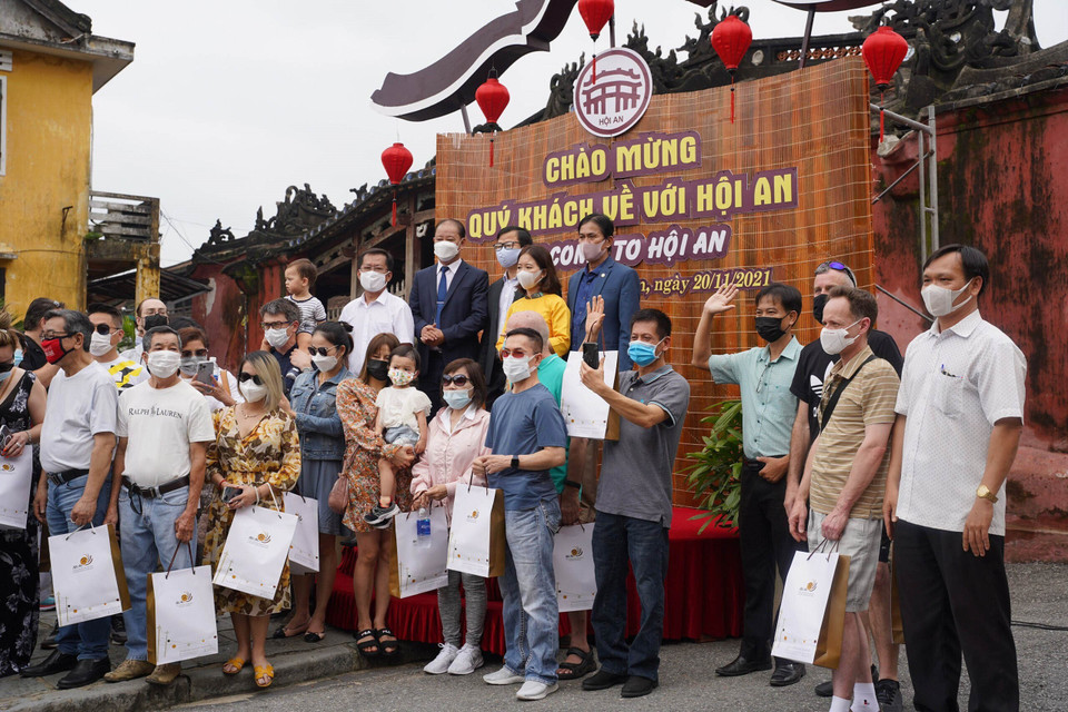 Tặng quà lưu niệm cho các đoàn khách quốc tế. (Ảnh: Đoàn Hữu Trung/TTXVN)