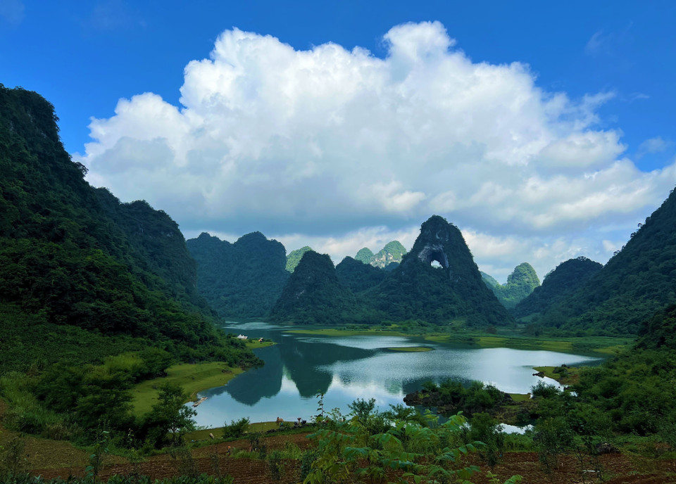 Mắt Thần núi theo tiếng Tày là Phja Piót (nghĩa là núi thủng), trên núi có một lỗ thủng đường kính hơn 50 mét, xuyên từ mặt bên này sang mặt bên kia của ngọn núi. (Ảnh: Chu Hiệu/TTXVN)